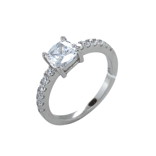 Кольцо из серебра 925 пробы с фианитами