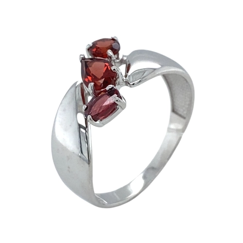 Кольцо из серебра 925 пробы с гранатом