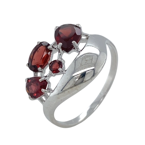 Кольцо из серебра 925 пробы с гранатом