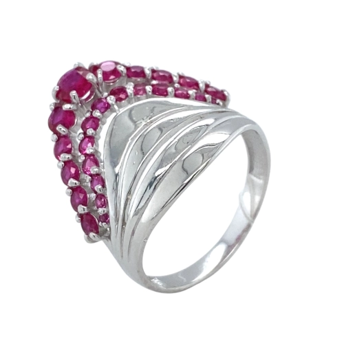 Кольцо из серебра 925 пробы с выращенным рубином