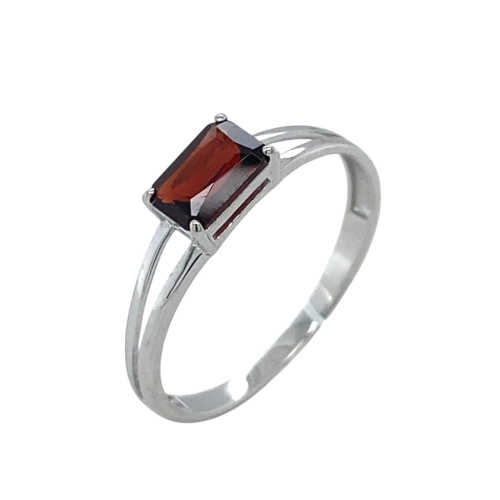 Кольцо из серебра 925 пробы с гранатом