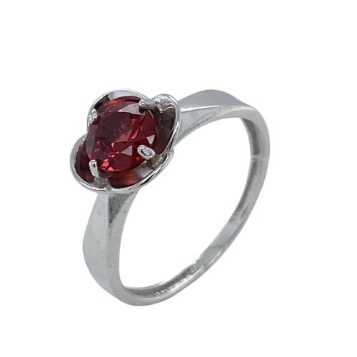 Кольцо из серебра 925 пробы с гранатом