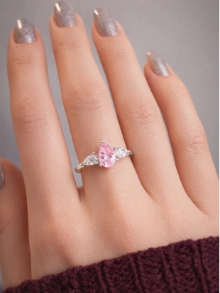 Кольцо из белого золота 585 пробы с цветными фианитами