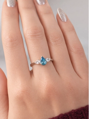 Кольцо из белого золота 585 пробы с цветными фианитами