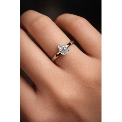 Кольцо из белого золота 585 пробы с фианитами