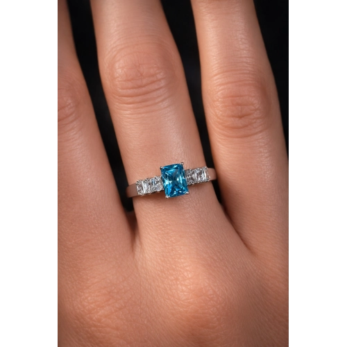 Кольцо из белого золота 585 пробы с цветными фианитами